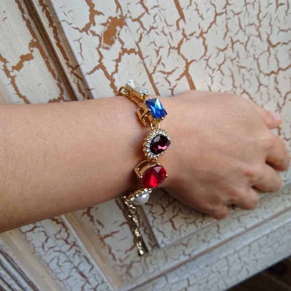 New Ivonne Destination Gold color Crystal Bracelet - Picture 5 of 5